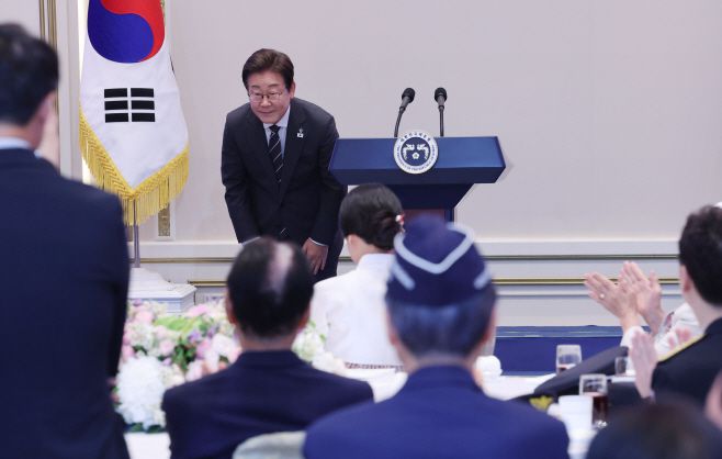 이재명 대통령이 27일 청와대 영빈관에서 열린 '호국 보훈의 달, 대통령의 초대' 행사에서 인사하고 있다. 이번 행사에는 국가유공자 및 유족, 보훈단체장, 특별초청자 등이 참석했다. /연합뉴스