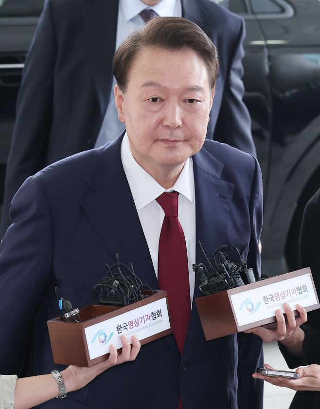 윤석열 전 대통령이 28일 피의자 신분으로 내란특검 조사를 받기 위해 서울 서초구 서울고검 청사로 출석하고 있다. /연합