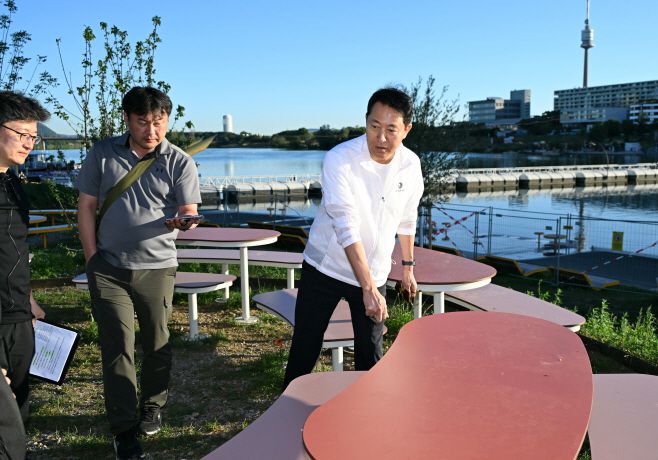 오세훈 서울시장이 2일(현지시간) 오스트리아 빈 다뉴브 아일랜드 피어 22를 방문해 유니버설디자인 및 공공 공간을 살피고 있다./서울시