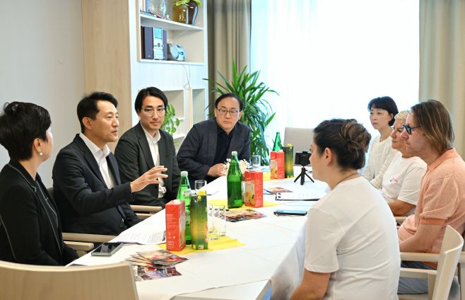 오세훈 서울시장이 2일 빈의 노인요양시설(Caritas Pflegewohnhaus St. Magdalena)을 방문해 관계자와 어르신 통합돌봄 시스템 등을 논의하고 있다./서울시