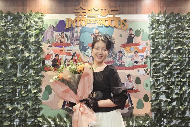 졸업공연 '숲속으로'(Into the Woods) 직후, 포토월 앞에서 환하게 웃고 있는 배우 김하정. 공연을 마친 직후였음에도 갑작스러운 인터뷰 요청에 기꺼이 응해주었다. / 사진 전형찬 선임기자