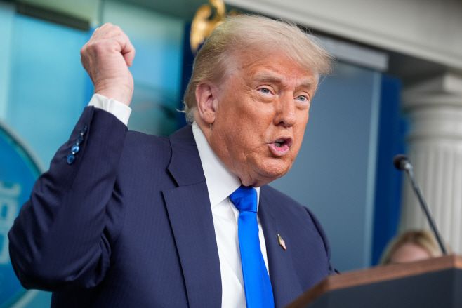 도널드 트럼프 미국 대통령이 27일(현지시간) 백악관에서 '대통령 행정명령에 대한 연방 지방법원 효력 중단 가처분 결정이 소송을 제기한 원고에만 해당하며, 미국 전역에 적용되는 게 아니라고 판단한' 대법원의 이날 결정과 관련해 기자회견을 갖고 있다./EPA·연합