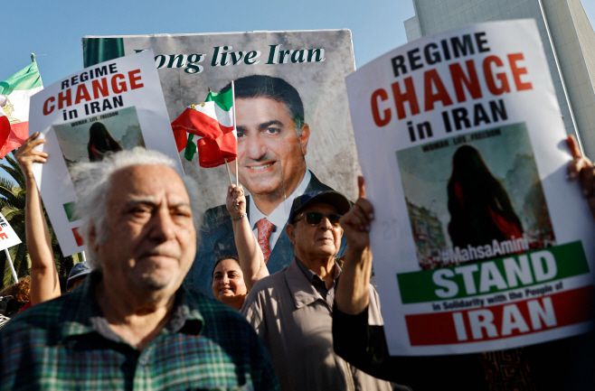 이란 '체제 전환(레짐 체인지)' 지지자들이 6월 23일(현지시간) 미국 캘리포니아주 로스앤젤레스(LA) 윌셔 연방 건물 앞에서 망명한 이란의 '왕세자'이자 야권 지도자 레자 팔레비의 사진을 들고 집회를 갖고 있다./AFP·연합