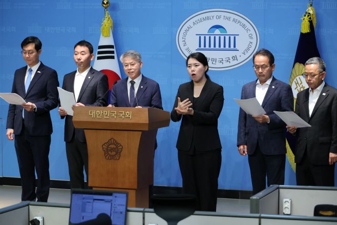 더불어민주당 장경태(왼쪽부터)·김용민·민형배·강준현·김문수 의원이 11일 서울 여의도 국회 소통관에서 검찰청법 폐지법안, 공소청 신설법안 등 검찰개혁을 위해 발의한 법안들에 대해 설명하고 있다. /연합