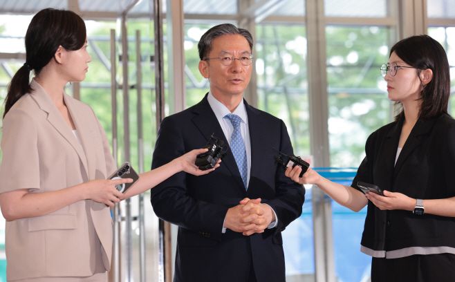 정성호 법무부 장관 후보자가 1일 서울 종로구 적선동에 마련된 인사청문회 준비 사무실로 출근하며 지명 소감을 밝히고 있다. /연합뉴스