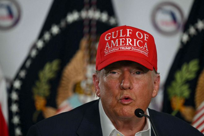 도널드 트럼프 미국 대통령이 1일(현지시간) 플로리다주 오초피의 데이드 콜리어 훈련 및 환승 공항 부지에 위치한 '악어  앨커트래즈(살아서는 탈옥할 수 없는 것으로 유명한 샌프란시스코의 교도소 명칭)'라는 이름의 이민자 구치소를 방문해 발언하고 있다./AFP·연합