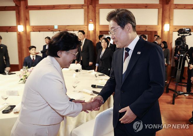 이재명 대통령과 김선민 조국혁신당 대표 권한대행이 지난 6월 4일 서울 여의도 국회 사랑재에서 열린 제21대 대통령 취임 기념 오찬에서 인사하고 있다. /연합