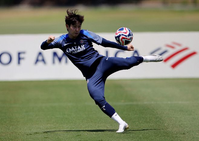 이강인이 클럽 월드컵에 대비한 PSG 훈련에서 공을 차고 있다. /로이터 연합뉴스