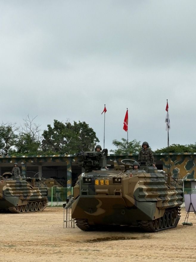 한국형 상륙장갑차(KAAV) 3대가 2일 해병대 2사단 상륙장갑차대대 연병장을 돌고 있다. /정채현 기자