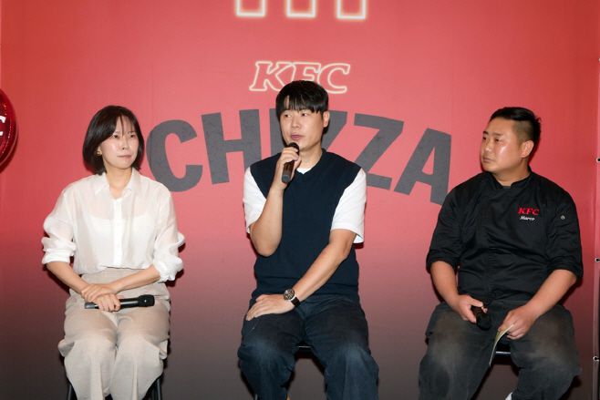 이날 행사에 참석한 백민정 KFC 코리아 마케팅총괄 이사(사진 왼쪽), 최현석 셰프, 전영욱 R&D센터 팀장./KFC