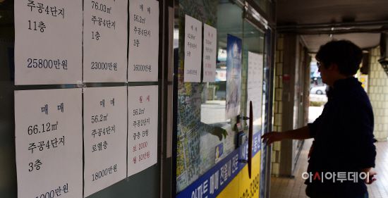 한 시민이 부동산중개업소 외벽에 부착된 매매가격표 살펴 보고 있다. /송의주 기자 songuijoo@
