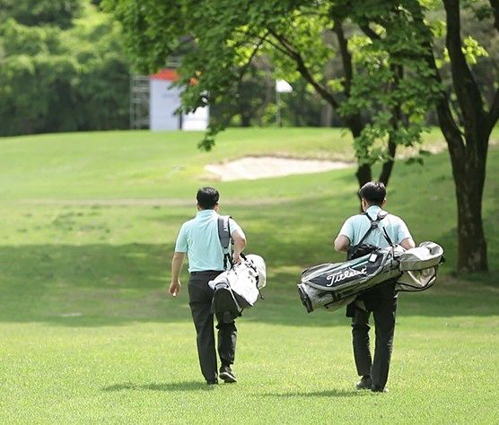 골퍼들이 코스를 이동하고 있다. /KGA