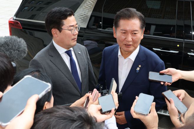 -더불어민주당 당대표 후보인 정청래(오른쪽)·박찬대 의원이 2일 서울 여의도 국회에서 열린 검찰개혁토론회에 참석한 뒤 나와 취재진에 둘러싸여 질문에 답하고 있다. /연합