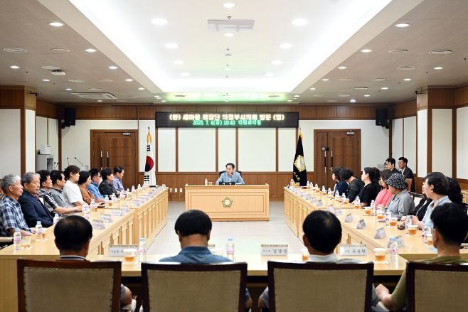 김연균 의정부시의장(가운데)이 지난 4일 새마을회 회장단과 만나 이야기를 하고 있다./의정부시의회