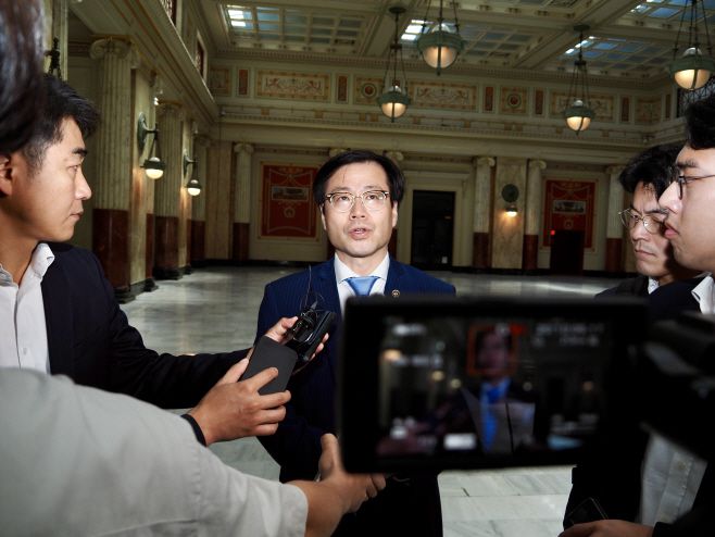 여한구 산업통상자원부 통상교섭본부장(가운데)이 5일(현지시간) 미국 뉴욕에서 워싱턴 D.C.의 열차역인 유니언역에 도착해 특파원들의 질문에 답하고 있다./하만주 워싱턴 특파원