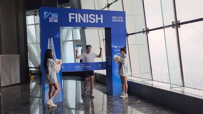 장현일씨가 참가자 중 1등으로 결승선을 통과하는 모습. 44분 25초를 기록했다./ 차세영 기자