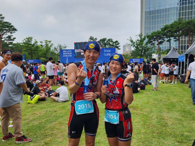 용인시 철인 3종 협회 소속 백승찬씨와 김현숙씨. 부부 동반 참가자로 눈길을 끌었다./ 차세영 기자