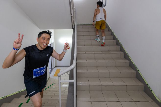 참가자들이 123층을 향해 달리고 있다./ 롯데물산
