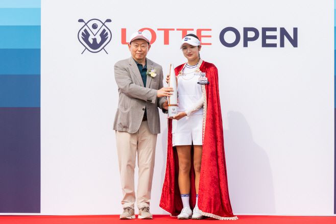 신동빈 롯데그룹 회장(왼쪽)이 6일 한국여자프로골프(KLPGA) 투어 제15회 롯데 오픈에서 우승한 박혜준(22) 선수에게 트로피를 시상했다. 신 회장은 이날 경기가 열린 인천 서구 베어즈베스트 청라골프클럽을 찾아 갤러리 플라자, 롯데 플레저홀을 돌아본 후 시상식에 참여했다. 신 회장이 롯데 오픈을 방문한 것은 2021년 롯데 오픈이 시작한 이후 2022년, 2023년에 이어 세 번째다./ 제공=롯데그룹