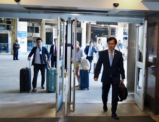 여한구 산업통상자원부 통상교섭본부장(가운데)이 5일(현지시간) 미국 뉴욕에서 워싱턴 D.C.의 열차역인 유니언역에 도착하고 있다./하만주 워싱턴 특파원