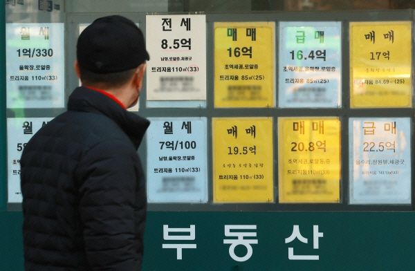 서울의 한 공인중개사무소에 매매·전세·월세 매물 안내문이 붙어 있다./연합뉴스