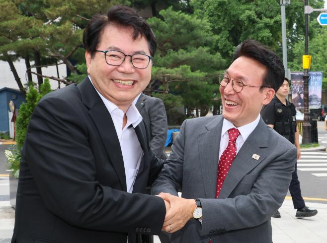 김민석 국무총리가 7일 서울 종로구 국정기획위원회를 방문, 이한주 국정기획위원장과 인사를 나누고 있다. /연합뉴스