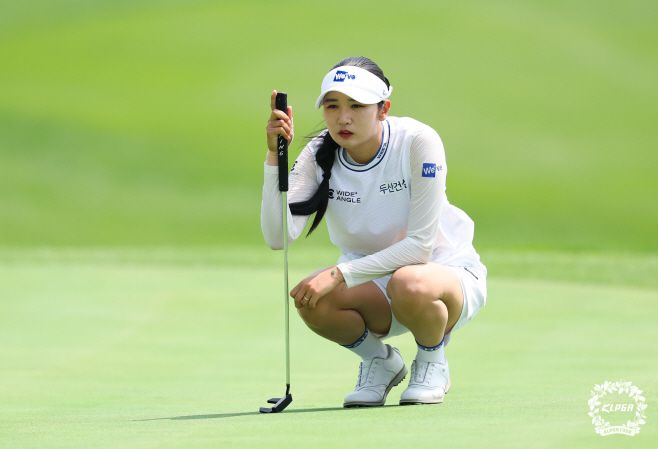 박혜준이 핑의 스캇데일 프라임 타인4 퍼터를 들고 그린을 파악하고 있다. /KLPGA