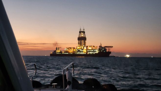 경북 포항 앞바다 심해에 매장된 약 140억 배럴 규모의 석유와 천연가스를 채취하기 위해 웨스트 카펠라호가 시추 작업을 하고 있다./한국석유공사