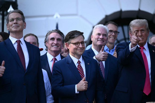 스콧 베선트 미국 재무부 장관(왼쪽부터)·더그 버검 내무부 장관·마이크 존슨 연방 하원의장·도널드 트럼프 대통령이 4일(현지시간) 백악관에서 진행된 '하나의 크고 아름다운 법안(One Big Beautiful Bill Act·OBBBA)' 서명식에서 손가락을 들어보이고 있다./AFP·연합