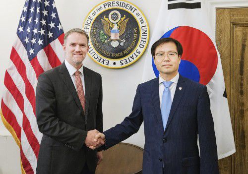 여한구 산업통상자원부 통상교섭본부장이 5일(현지시간) 미국 워싱턴 DC 미국무역대표부(USTR)에서 제이미슨 그리어 미국 무역대표부 대표와 기념 촬영하고 있다. /연합