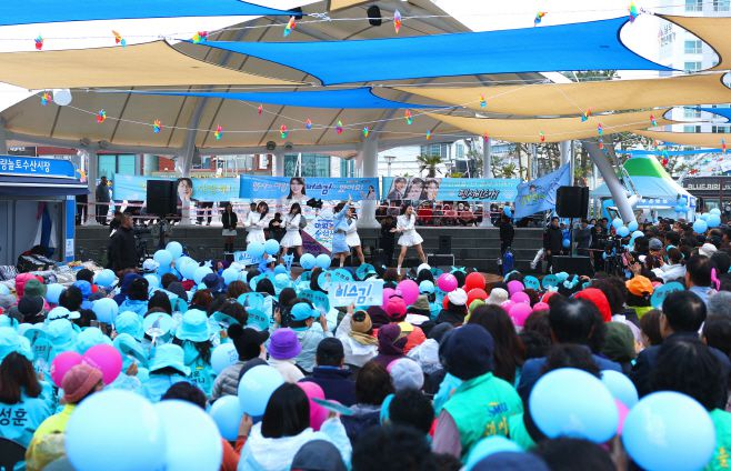 강진 마량놀토수산시장이 상반기 대박 흥행을 기록하며 지역 대표 관광형 수산시장으로 자리매김했다. 주말 북적이는 마량놀토수산시장./강진군