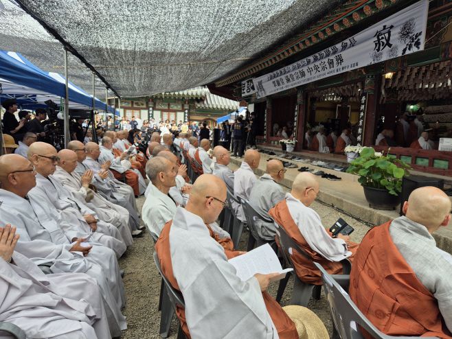 대한불교조계종 한국불교문화사업단장 만당 스님의 분양소가 마련된 불갑사 경내 만세루에서 7일 10시 영결식이 진행됐다. /신동준 기자