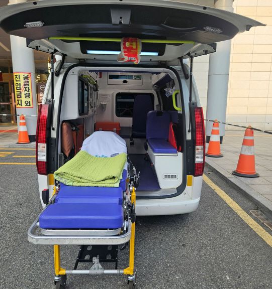 인천광역시가 와상장애인을 위한 '이동지원 사업'을 시범 운영한다. 사진은 진료가 필요한 와상장애인의 병원 이동을 지원하는 구급차. /인천시
