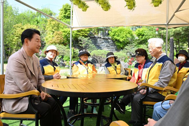 김동근 의정부시장(왼쪽)이 지난 4월 30일 노인일자리 시범사업 '시니어 힐링 가드닝' 현장을 방문해 어르신들과 이야기를 나누고 있다./의정부시