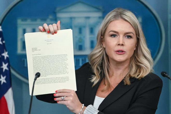 캐롤라인 레빗 미국 백악관 대변인이 7일 오후(현지시간) 백악관에서 한 언론 브리핑에서 도널드 트럼프 대통령이 이날 시바 시게루(石破茂) 일본 총리에게 보낸 상호관세 관련 서한을 들어보이고 있다./AFP·연합