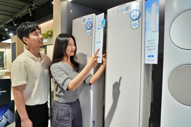 롯데백화점 본점 8층에 위치한 삼성전자 매장에서 고효율 제품을 둘러보는 고객의 모습./ 롯데백화점