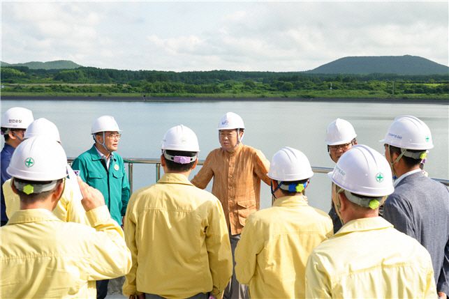 오영훈 지사가 성읍저수지를 현장방문하여, 농업용수 현황을 점검하고 있다./제주도