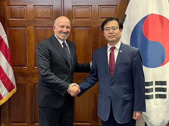 여한구 통상교섭본부장(오른쪽)이 7일(현지) 미국 워싱턴 D.C.에서 하워드 러트닉(Howard Lutnick) 상무부 장관(왼쪽)을 만나 기념사진을 찍고 있다./산업통상자원부