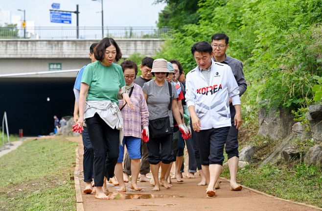 김동근 의정부시장이 노인 친화공간인 황톳길에서 시민들과 함께 걷고 있다./의정부시