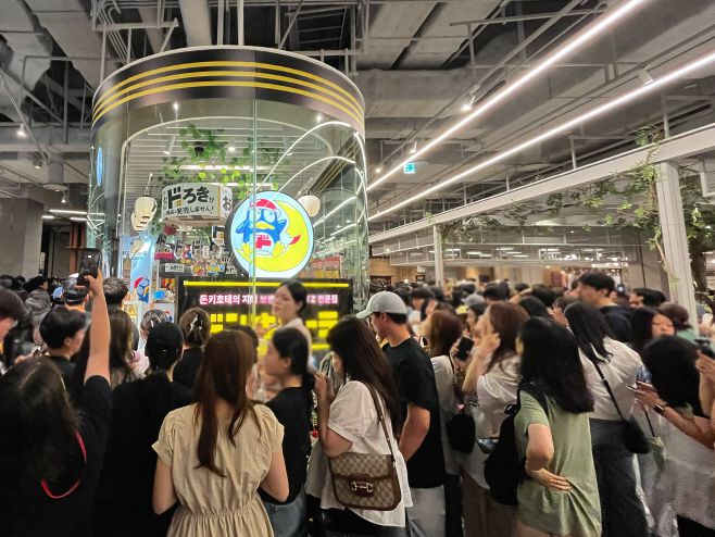 서울 여의도 더현대서울 지하 1층에 오픈한 '돈키호테XGS25 팝업스토어' 앞. 이날 오전 8시부터 시작된 웨이팅은 대기 인원 1200명을 돌파하며 조기 마감됐다./ 최영 인턴기자