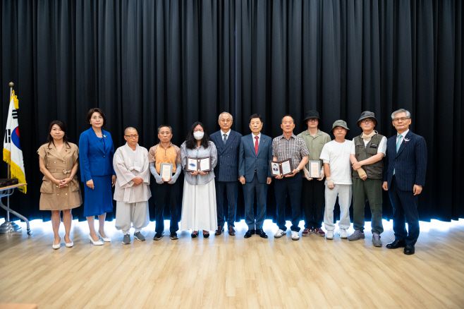 애터미·사랑의열매 2025 영남지역 산불 피해 위로지원금 전달식 단체사진