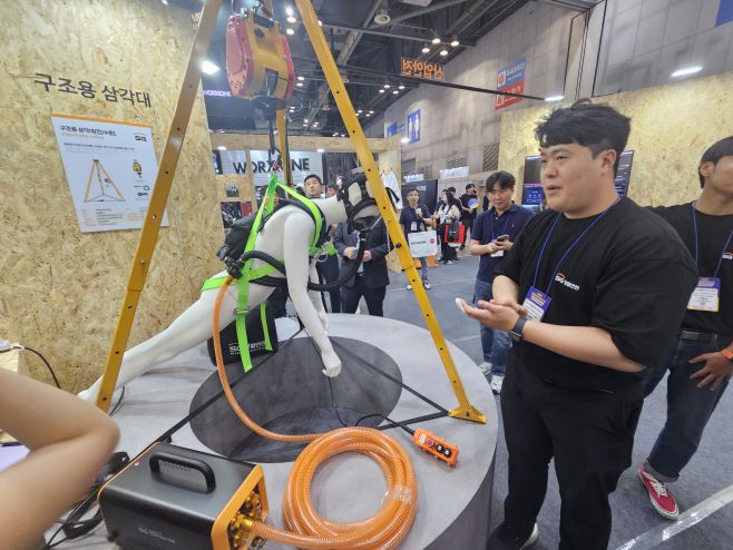 SG생활안전 관계자가 밀폐공간 구조장비에 대해 설명하고 있다. /김남형 기자