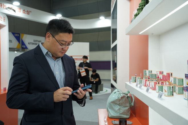 마이클 위(Michael Yu) 알리바바닷컴 동북아시아 총괄이 2025 한국수입박람회에 참가한 알리바바닷컴 부스를 둘러보고 있다./알리바바닷컴