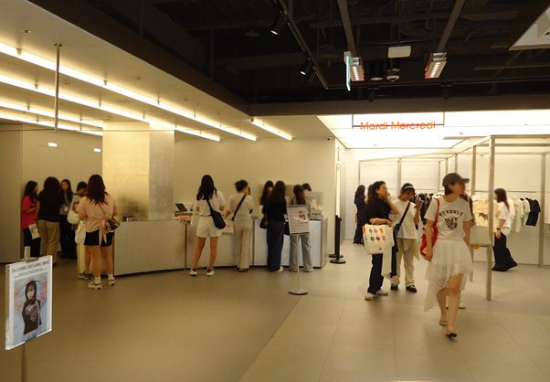 글로벌 MZ고객 사이 인지도가 높은 '마르디메크르디' 매장은 손님들로 가득했다./최영 인턴 기자