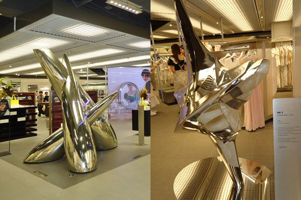 3D 기법으로 제작된 강재원 작가의 오브제와 그래픽 아티스트 문영URC의 작품이 어우러져 미래지향적이고 힙한 공간이 완성됐다./최영 인턴 기자