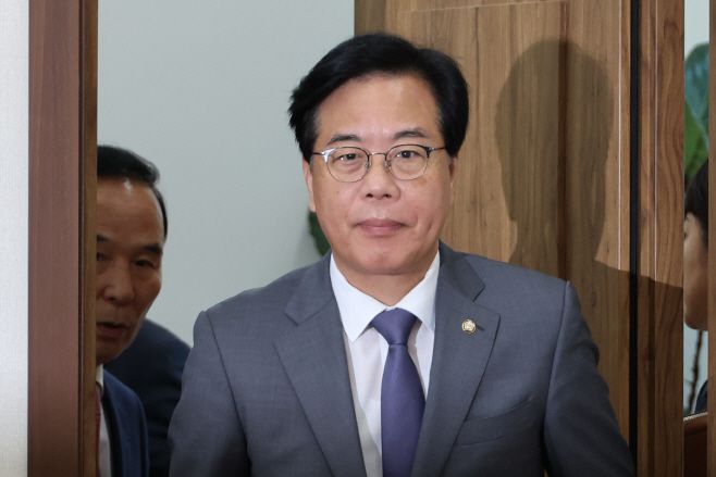 송언석 비대위원장 겸 원내대표가 10일 서울 여의도 국회에서 열린 비상대책위원회의에 참석하고 있다. /연합