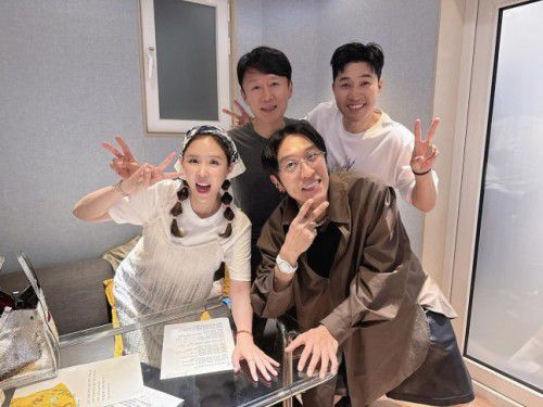 작곡가 최준영(왼쪽 두 번째)과 코요태 멤버들./신지 SNS