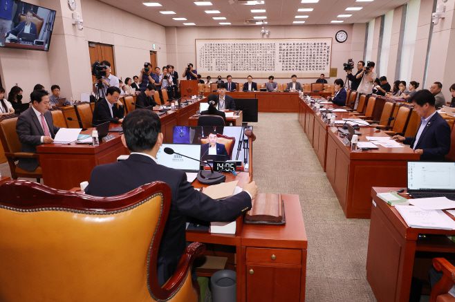 더불어민주당 소속 김용민 소위원장이 11일 국회 법제사법위원회 법안심사제1소위원회에서 열린 상법 추가 개정을 위한 공청회를 개의하고 있다. /연합