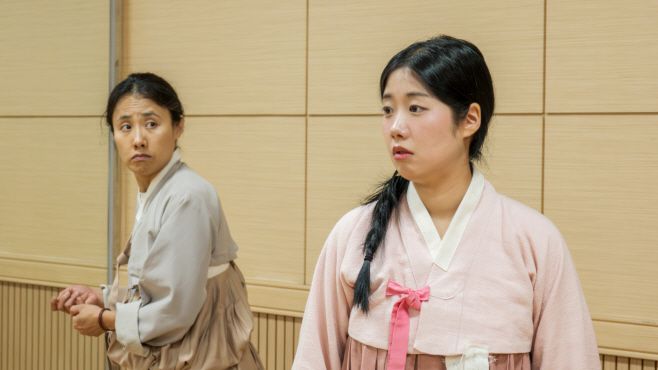 '춘섬이의 거짓말' 연습 현장. 공연 전 배우들이 주요 장면을 맞춰보고 있다. / 사진 극단모시는사람들