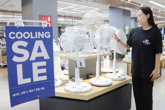 롯데하이마트가 7월 말까지 여름 무더위를 대비할 수 있는 에어컨, 선풍기 등 냉방가전, 시원한 음료를 만들 수 있는 믹서기 등 주방가전 중심으로 상품 할인, 무상증정 등 다양한 혜택을 제공한다./롯데하이마트